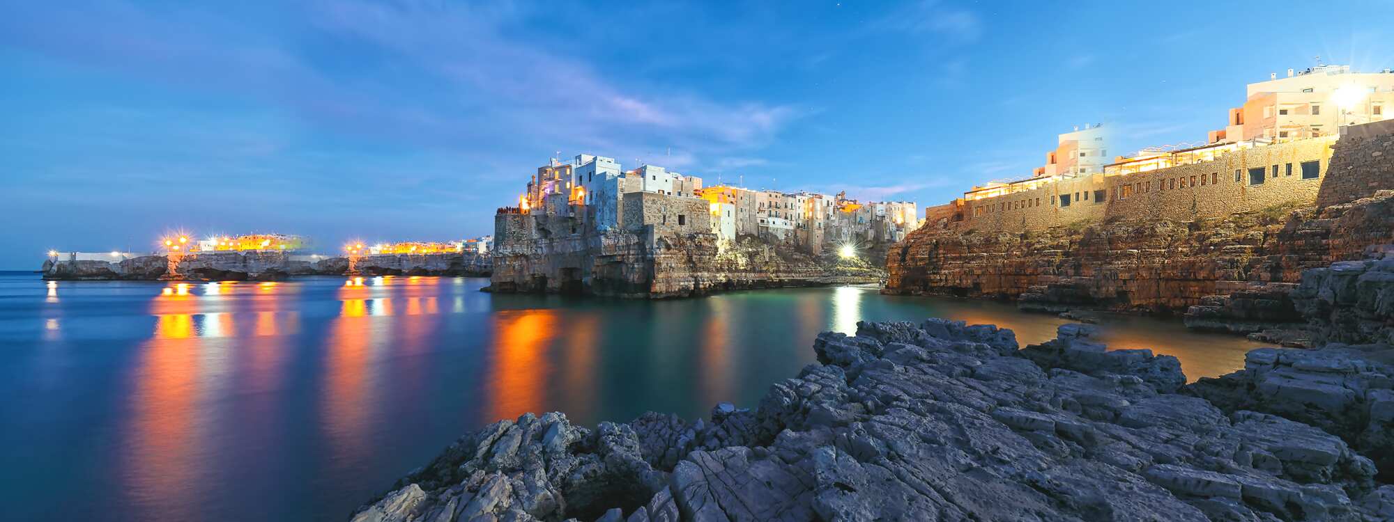 Der Golf von Cala Paura in Polignano a Mare in Italien an der Adria