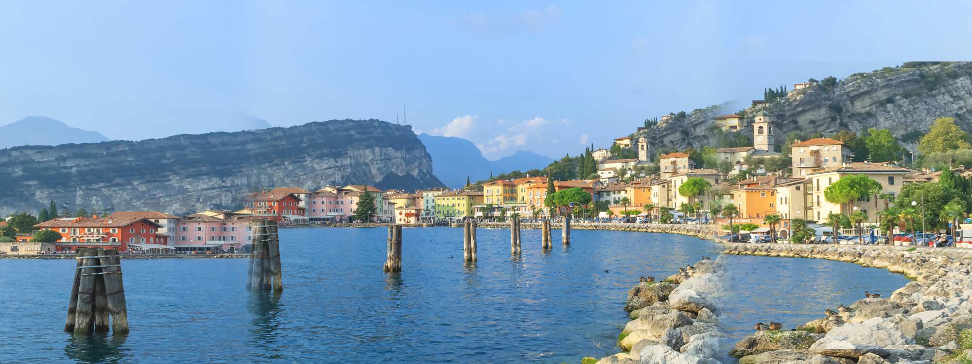 Blick auf dem Monte Brione und Nago Torbole am Nordostufer in der Region Gardasee