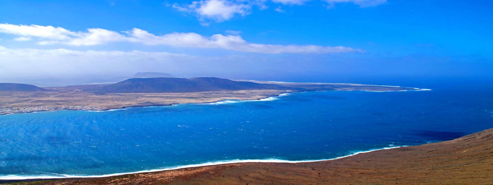 Aussicht von Lazarote vom Mirador Samirador del Rio-auf La Graciosa