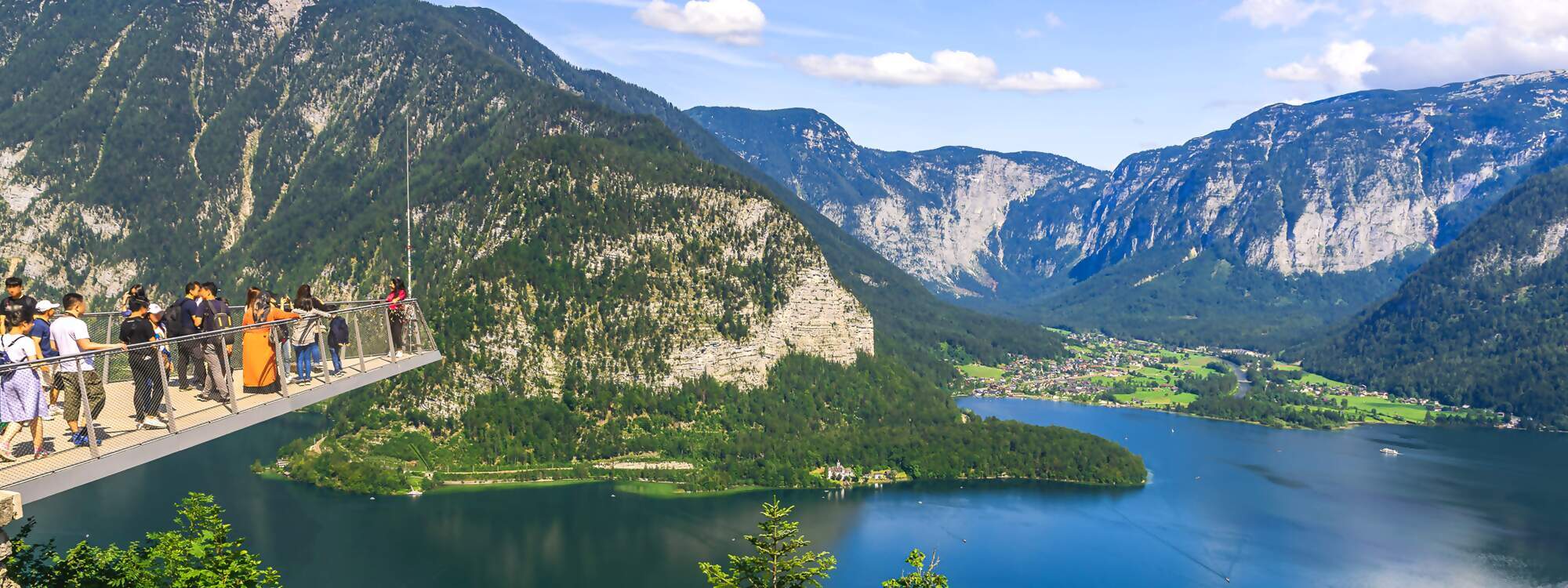 Aussichtsplattform am Hallstätter See der von der Traun durchflossen wird - Oberoesterreich